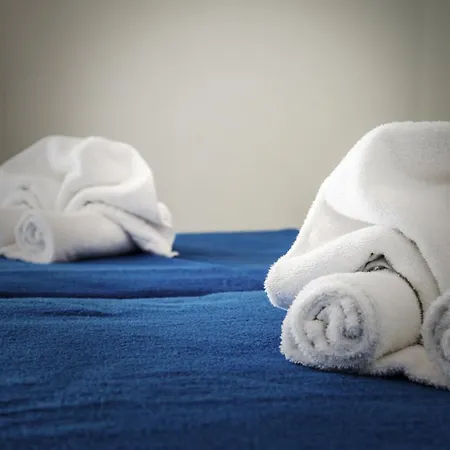 Erato & מלון דירות 3*