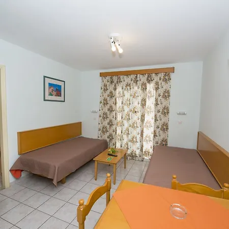 Erato & מלון דירות