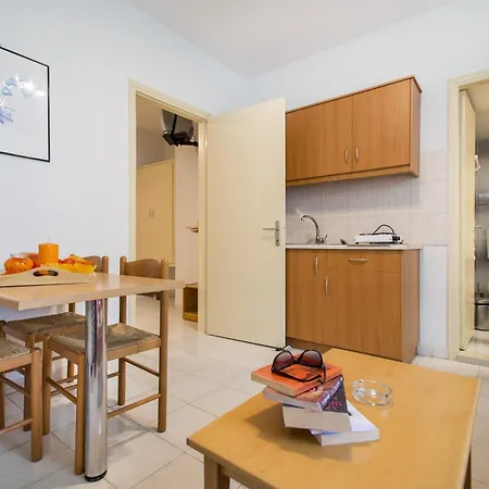 Erato & Aparthotel 3*